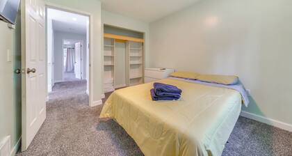 Tukwila Townhome: 12 Mi to Seattle!
