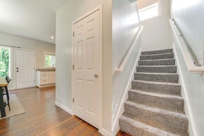 Apartment (3 Bedrooms) | Interior - Tukwila Townhome: 12 Mi to Seattle! (Tukwila)