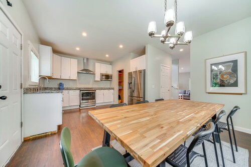 Tukwila Townhome: 12 Mi to Seattle!