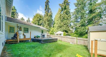 Tukwila Townhome: 12 Mi to Seattle!