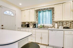 Apartment (2 Bedrooms) | Interior - 4 Mi to Nyc, Shared Yard: Englewood Apartment! (Englewood)