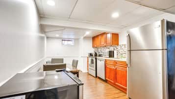 Apartment (2 Bedrooms) | Private kitchen | Microwave, oven, stovetop, dishwasher