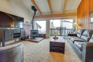 Apartment (2 Bedrooms) | Interior - Walk to Ski Lift: Mtn-view Condo in Mammoth Lakes (Mammoth Lakes)