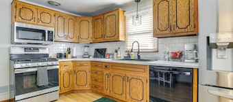 < 1 Mi to Lambeau Field: Green Bay Home w/ Grill!