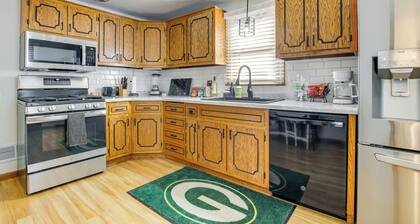 < 1 Mi to Lambeau Field: Green Bay Home w/ Grill!