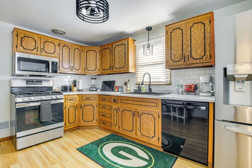 < 1 Mi to Lambeau Field: Green Bay Home w/ Grill!