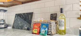 < 1 Mi to Lambeau Field: Green Bay Home w/ Grill!