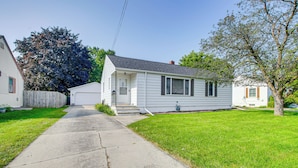 A single-story house with a front yard, a driveway, and a wooden fence. - < 1 Mi to Lambeau Field: Green Bay Home w/ Grill! (Green Bay)