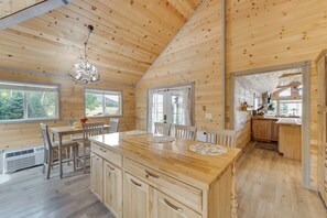 Interior - Mountain Views: Cabin in Fort Garland Near Hiking (Fort Garland)