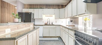Downtown Condo ~ 23 Mi to Hocking Hills State Park