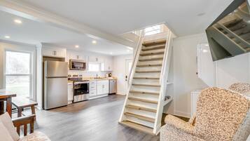 Cottage (1 Bedroom) | Living area | Flat-screen TV