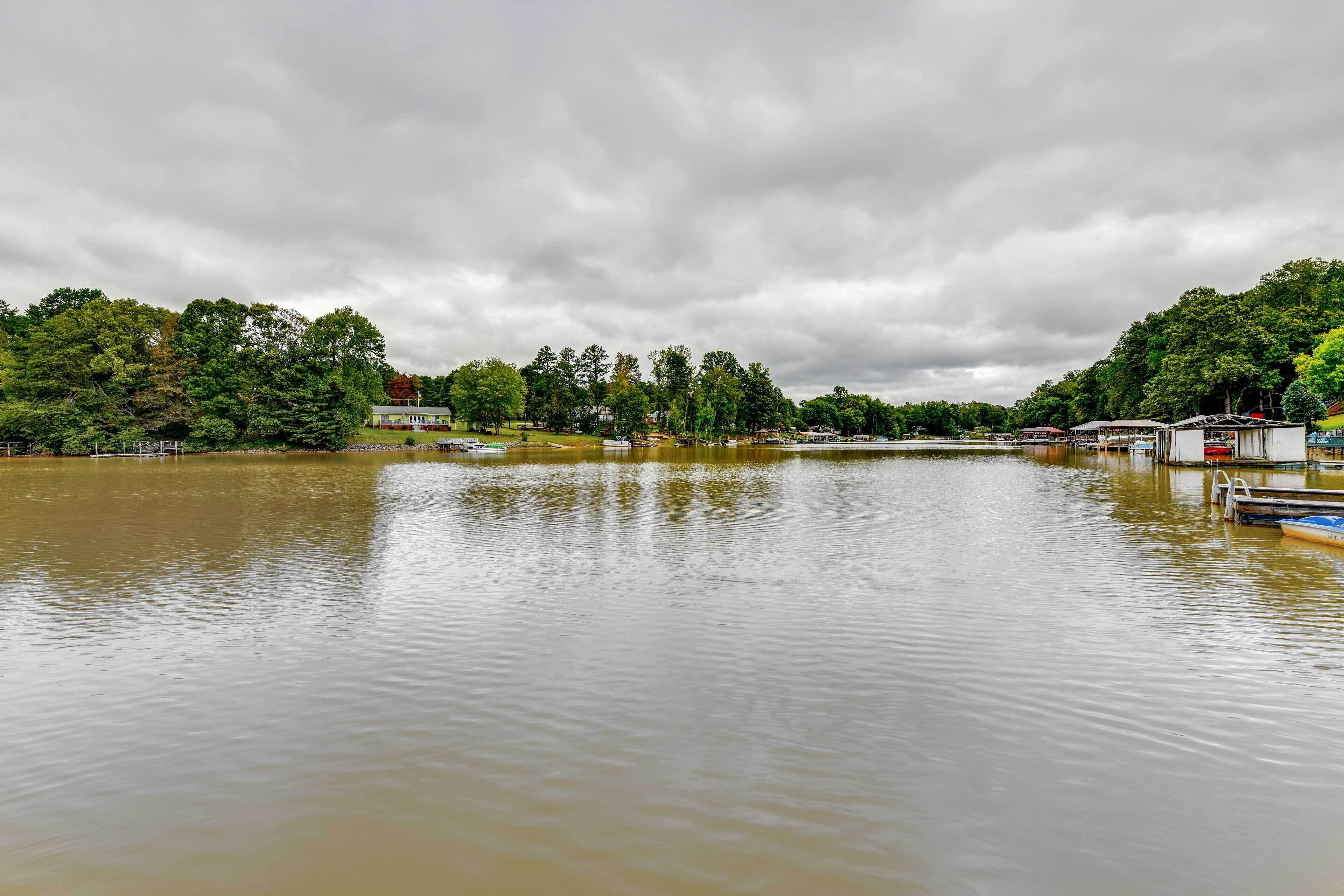 Een rivier met boten, een brug en gebouwen langs de oevers.