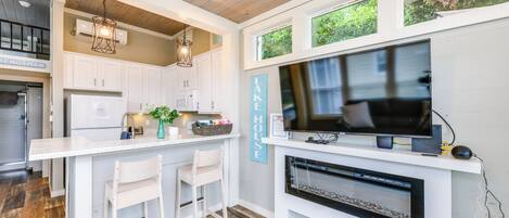 House (1 Bedroom) | Private kitchen | Microwave, oven, stovetop, cookware/dishes/utensils