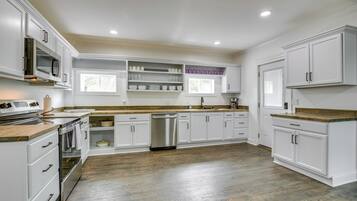 House (4 Bedrooms) | Interior