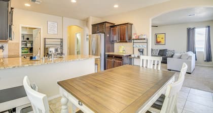 Family-friendly Home w/ Mtn View in Albuquerque!