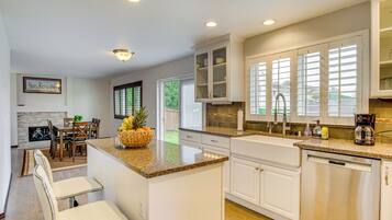 House (5 Bedrooms) | Interior