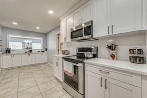 House (5 Bedrooms) | Interior