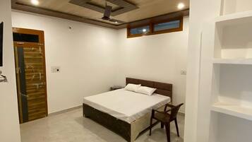Habitación doble Deluxe, 2 habitaciones, baño privado | Camas con efecto memoria, decoración personalizada y muebles diferentes