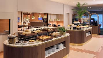 Sarapan prasmanan setiap hari (EUR 32.50 per orang)