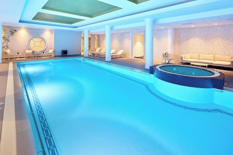Una piscina techada. Van der Valk Hotel Park Lane Antwerpen