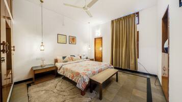 5 bedrooms, iron/ironing board, WiFi, bed sheets