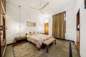 5 bedrooms, iron/ironing board, WiFi, bed sheets