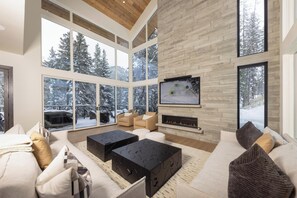Smart TV, fireplace, ping pong - Skibakken Chalet: Ski-in/out, Panoramic Deck Views, Hot Tub, Spa w/ Sauna (Copper Mountain)