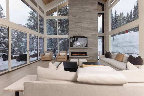 Smart TV, caminetto, tavolo da ping pong