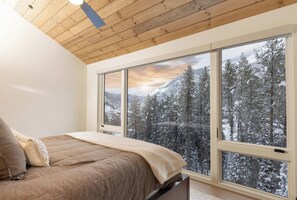 5 bedrooms, iron/ironing board, free WiFi, bed sheets - Skibakken Chalet: Ski-in/out, Panoramic Deck Views, Hot Tub, Spa w/ Sauna (Copper Mountain)