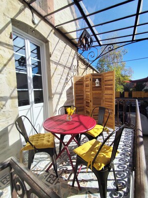Outdoor dining - Stone house with swimming pool, in the heart of the vineyards of Nuits Saint Georges (Meuilley)