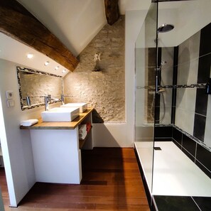 Douche, séchoir à cheveux, serviettes fournies, savon