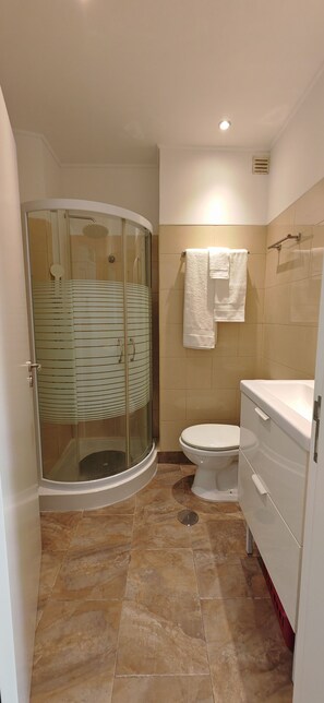 Douche, bidet, serviettes fournies, savon