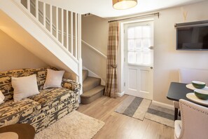 TV, offices - Host & Stay | Old Chapel (Sherington)