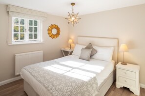 1 bedroom, desk, iron/ironing board, WiFi - Host & Stay | Old Chapel (Sherington)