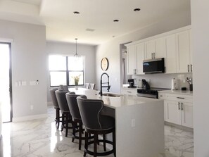 Fridge, microwave, oven, stovetop - D`Marsha - ESQUISITE (Cape Coral)