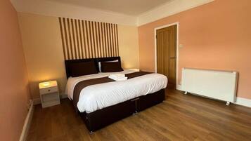 1 bedroom, desk, iron/ironing board, WiFi