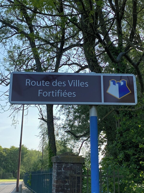A sign for 'Route des Villes Fortifiées' with a shield emblem. - Whole house " LE GAI LO GITE (Villers-Pol)