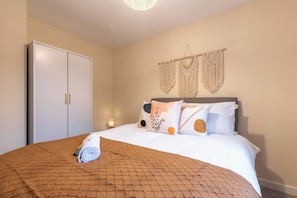 3 bedrooms, iron/ironing board, WiFi, bed sheets