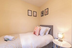 3 室のベッドルーム、アイロン / アイロン台、WiFi、ベッドシーツ