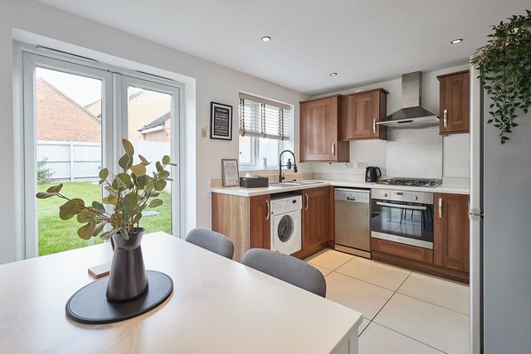 Fridge, microwave, oven, stovetop - Host & Stay | Polwell Road (Kibworth Harcourt)