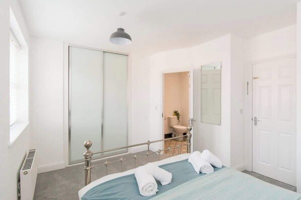 3 bedrooms, iron/ironing board, WiFi, bed sheets - Host & Stay | Davies Close (Market Harborough)