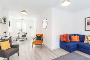 TV, offices - Host & Stay | Davies Close (Market Harborough)