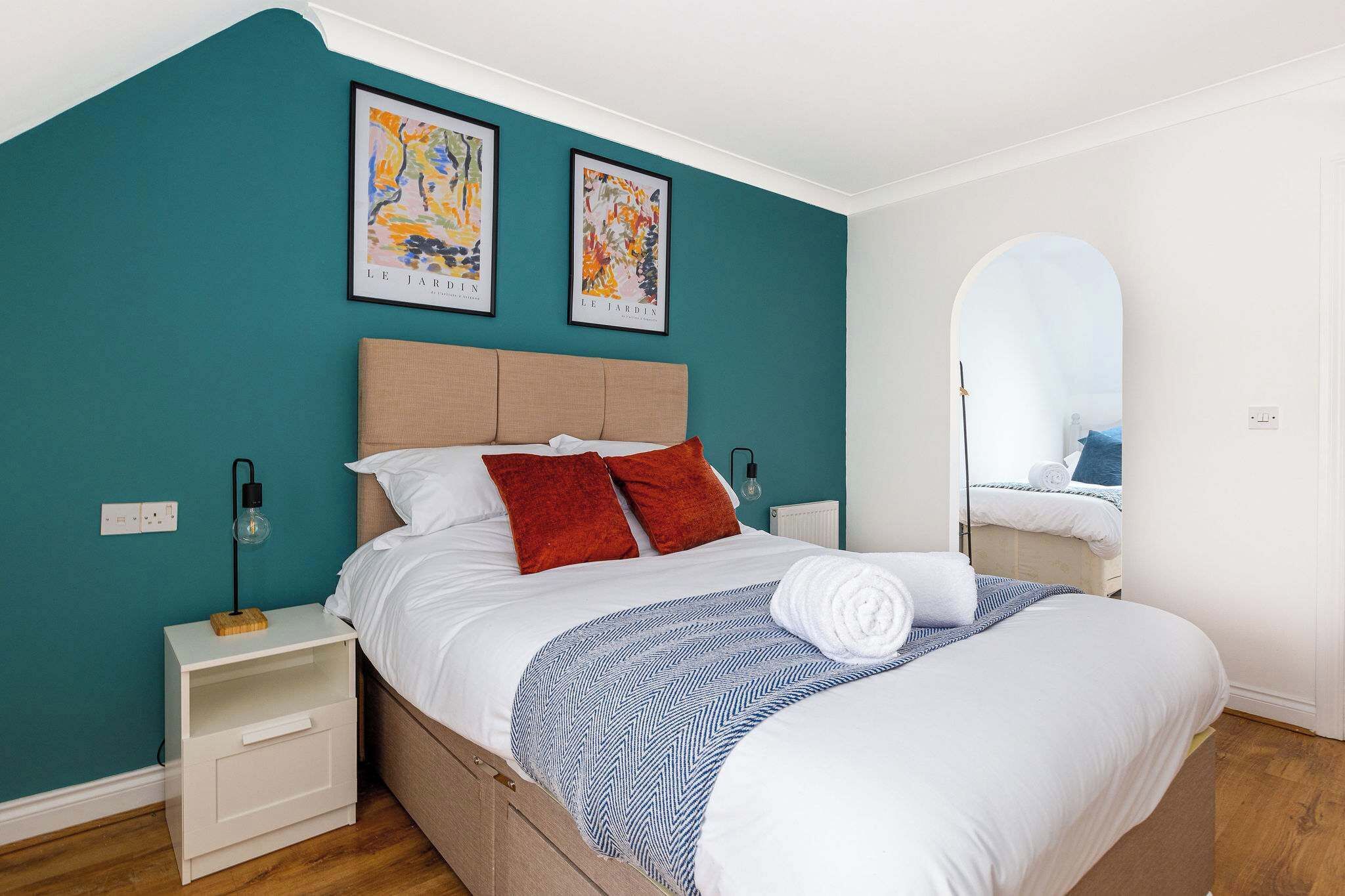3 bedrooms, desk, WiFi, bed sheets