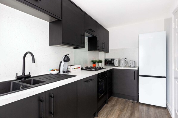 Kühlschrank, Mikrowelle, Ofen, Geschirrspüler