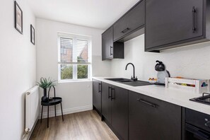 Kühlschrank, Mikrowelle, Ofen, Geschirrspüler