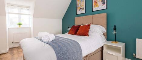 3 bedrooms, desk, WiFi, bed sheets