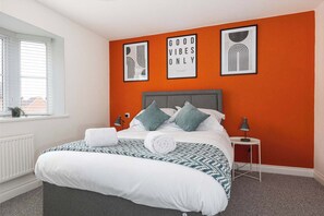 3 bedrooms, desk, WiFi, bed sheets