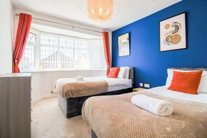 4 habitaciones, tabla de planchar con plancha, wifi y ropa de cama