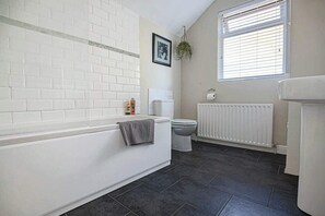 Dusj, hårføner og sjampo