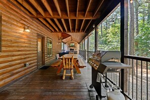 Outdoor dining - Four Leaf Clover by Blue Beaver Luxury Cabins (Broken Bow)